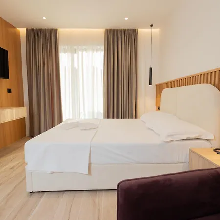 Albatros & Ξενοδοχείο Rrogozhine